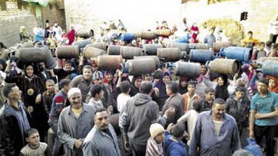 الشرطة تتدخل لصرف أسطوانات الغاز لمواطني الإسماعيلية 