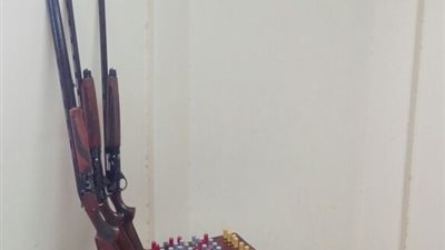 ضبط بندقيتين خرطوش و25 طلقة داخل سيارة في العلمين