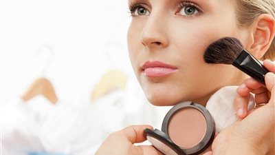 تعرفي على طرق إخفاء عيوب البشرة عن طريق المكياج (فيديو)