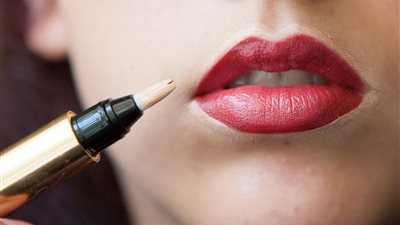 لتحصلي على شفاه مفعمة بالرقة والأنوثة أتبعي هذه الخطوات