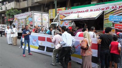 شاهد.. مافعله المواطنين بعد وصول سيارة سكر في مبادرة 