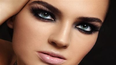 بالخطوات.. طريقة تطبيق مكياج سموكي أسود وذهبي