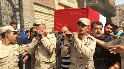 الدقهلية تودع جثمان شهيد سيناء لمثواه الأخير والجنازة تتحول لتظاهرة ضد الإرهاب وتطالب بالقصاص ..(صور)