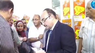 مواطن يحاول تقبيل يد محافظ الإسكندرية لتعيين ابنه بالصرف الصحي (فيديو)