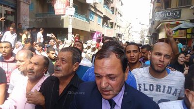 رئيس مدينة فارسكور يدخل في نوبة بكاء أثناء جنازة شهيد دمياط (صور)