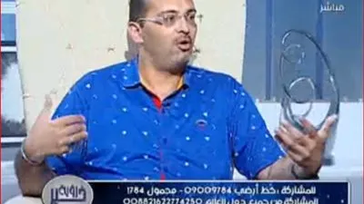 عالم فلك يفسر حلم سقوط الشعر وتكتله أثناء التمشيط