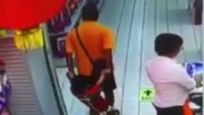 طفل يلقى مصرعه بعد سقوط والده عليه في محل تجاري (فيديو)