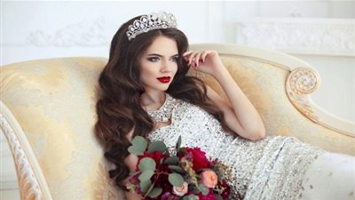 للعروس.. تسريحات شعر طويل يوم الزفاف (صور)