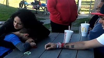 أب يخبر ابنه بوفاة أمه بسبب جرعة زائدة من الهيروين (فيديو)