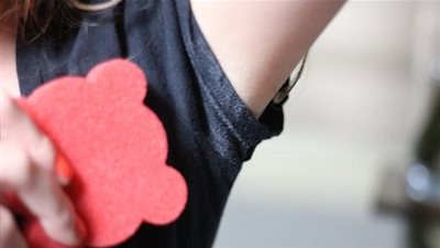 أسهل طريقة لإزالة بقع العرق من الملابس (فيديو)