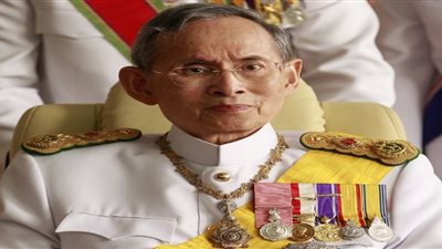 تايلاند تحذر من رفع أسعار الملابس السوداء بعد وفاة الملك