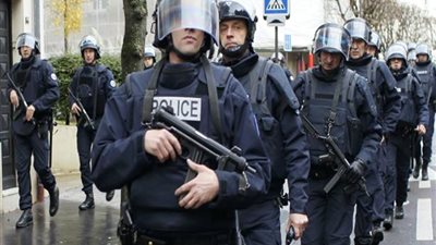 متظاهرون ملثمون يلقون قنابل مولوتوف على الشرطة الفرنسية