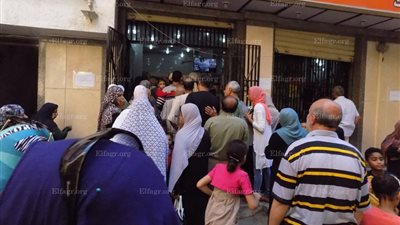 مواطنون أمام المجمعات من أجل السكر: 