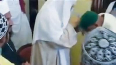 منع إمام سمح لحجاج بتقبيل يده من الإمامة والخطابة في مكة 