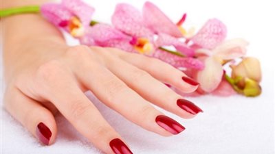 أسرع 11 خطوة لتركيب الأظافر في المنزل