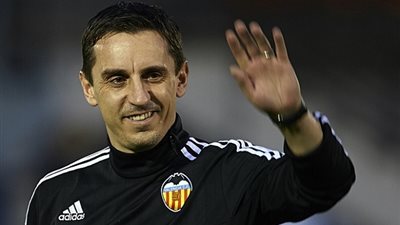 جاري نيفيل يعتزل التدريب مؤقتا