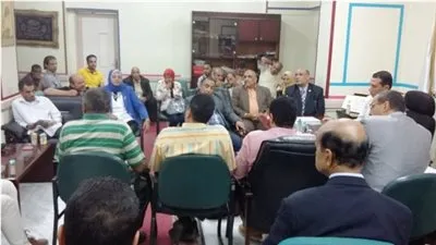 انسحاب الصحفيين من اجتماعهم بوكيل التعليم ببني سويف بسبب «تقبيل يد المرشد»