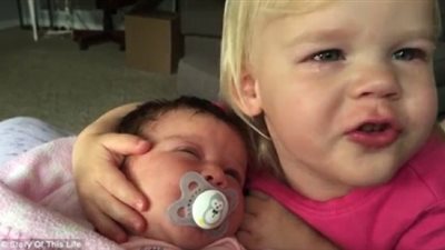 بكاء طفلة يشعل مواقع التواصل الاجتماعي.. تعرف على السبب (فيديو)