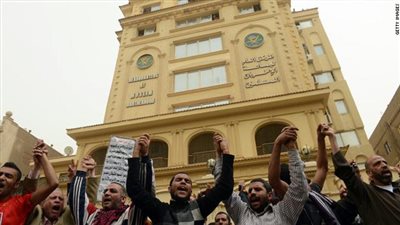 الإخوان تمارس 