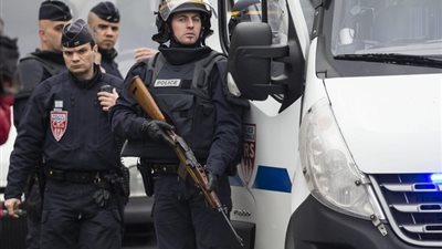 مسلّح يحتجز 15 رهينة بمركز تسوق في بروكسل