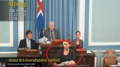 نائبة ترضع طفلتها أثناء كلمتها بالبرلمان! (فيديو)