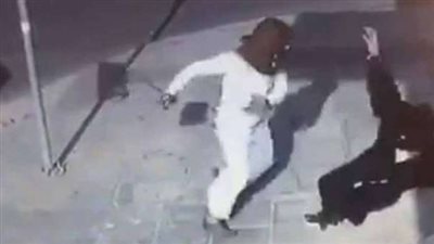 ملثم يسرق سيدة في وضح النهار ويطرحها أرضًا