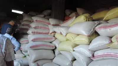 ضبط 6 تُجار بحوزتهم 385 طن أرز و1200 كيلو سكر قبل بيعهم بالسوق السوداء بالبحيرة