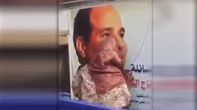 سيدة تُقبل صورة 