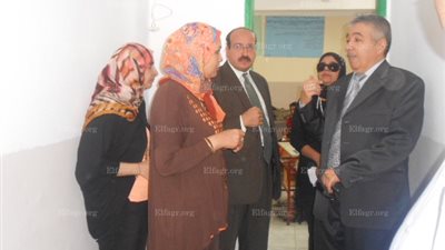 رئيس المعاهد القومية يزور مدرسة المنيل القومية.. ويطالب بتكريم معلمة 