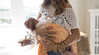 10 عبارات لا تُقال أبداً لأم مرضعة