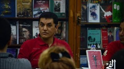 عمر حاذق يوقع 