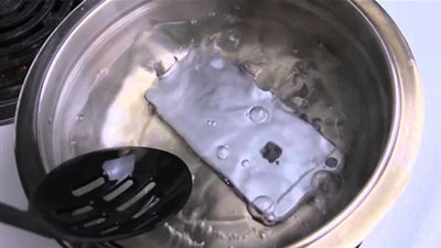 3 طرق سحرية لشحن هاتفك دون طاقة كهربية! (صور)