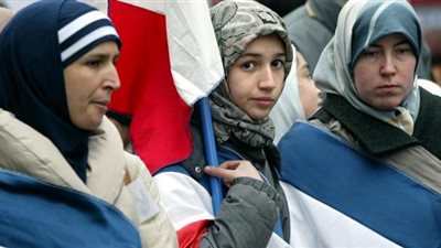 معركة فتاة مسلمة لوقوعها في حب مسيحي بفرنسا