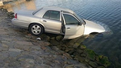 إصابة شخصين إثر سقوط سيارة بـ