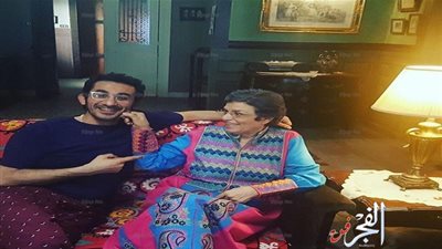 شاهد.. صورة لأحمد حلمي مع جدته!!