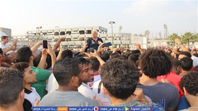 جماهير الزمالك تترجي مرتضي منصور للحصول على التذاكر (فيديو)