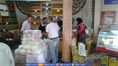 إقبال كبير من المواطنين على منفذ جديد لبيع السلع الغذائية بأسعار مخفضة بدمياط (صور)