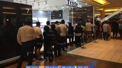 طوابير المواطنين لشراء هاتف 