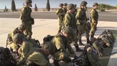 إنزال قوات المظلات الروسية والمصرية في الصحراء  