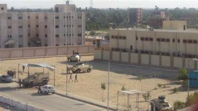 محافظ الإسماعلية ومساعد وزير الداخلية يطمئنان على ضابط سجن المستقبل