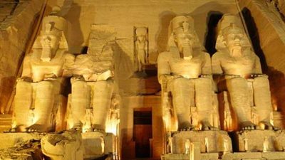 اليوم.. وزير السياحة يصل أسوان للمشاركة في احتفالات تعامد الشمس على 