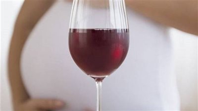 مركب طبيعي بالنبيذ الأحمر يساعد في التوازن الهرموني لدى النساء