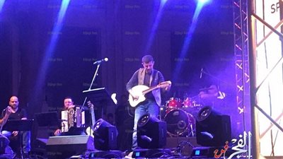 حمزة نمرة ينهي حفله علي أنغام 