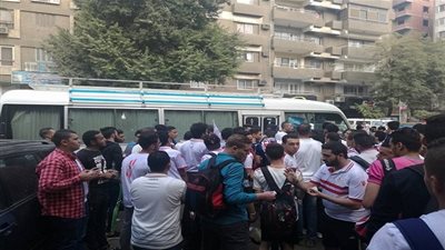 بالفيديو .. لحظة تدافع الوايت نايتس لاستقلال الحافلات استعدادا للسفر للأسكندرية 