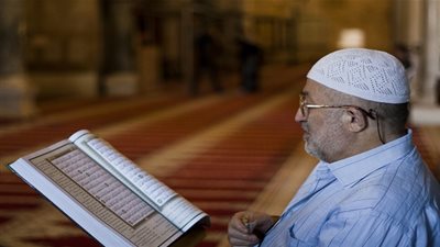 قراءة القرآن الكريم تخفض التوتر و الصلاة تقوى المناعة