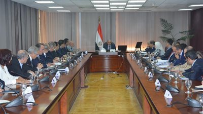 وزير الصناعة يبحث مع رؤساء المجالس التصديرية خطة الأداء لتنمية الصادرات 