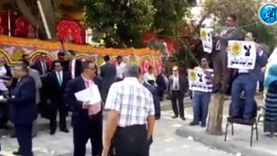 محامون يرقصون على أنغام 