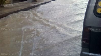 تهشم ماسورة لمياه الشرب يغرق طريق 