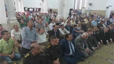 المئات يؤدون صلاة الجنازة على الشهيد 