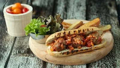 طريقة عمل سندويتشات كرات اللحم مع صلصة المارينارا